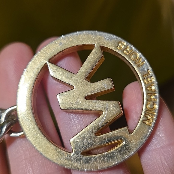 Michael Michael Kors lime green patent leather tote bag. - Picture 14 of 16